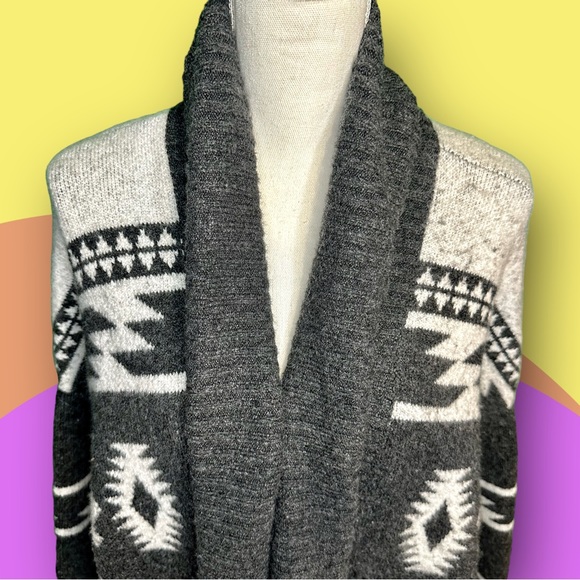 Plus Size Women’s Gray/White Fuzzy Shawl Collar Aztec Print Open Front Cardigan - Picture 4 of 11